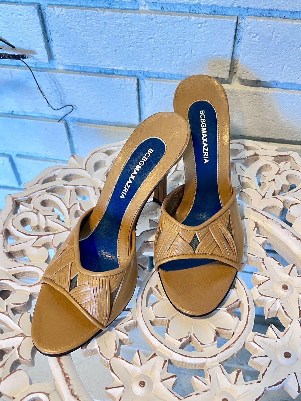 NEW BCBG MAXAZRIA INTRICATE WOVEN LEATHER MULE HEELS CARAMEL SZ 6